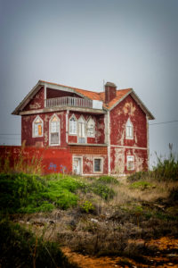 Europa, Portugal, Atlantikküste, Estremadura, Region Centro, Peniche, altes Haus mit roter Fassade Europa, Portugal, Atlantikküste, Estremadura, Region Centro, Peniche, altes Haus mit roter Fassade